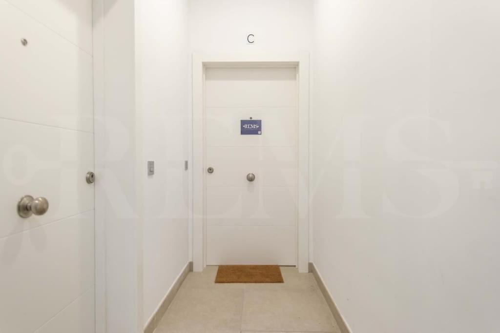 Fresh & Stylish Apartment With Parking By Rems Málaga Esterno foto
