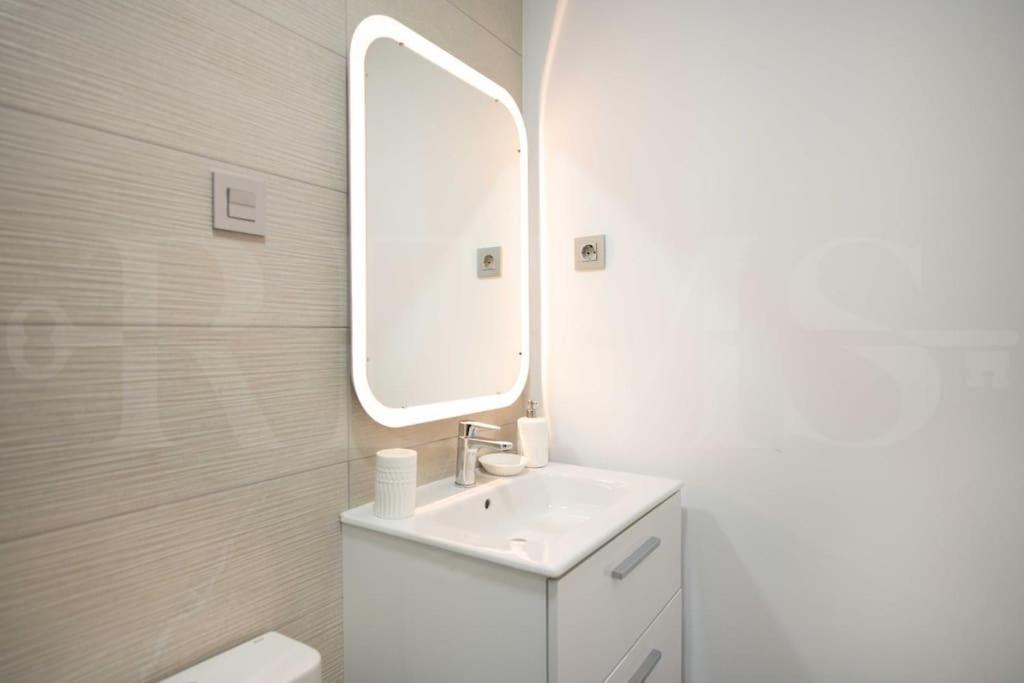 Fresh & Stylish Apartment With Parking By Rems Málaga Esterno foto