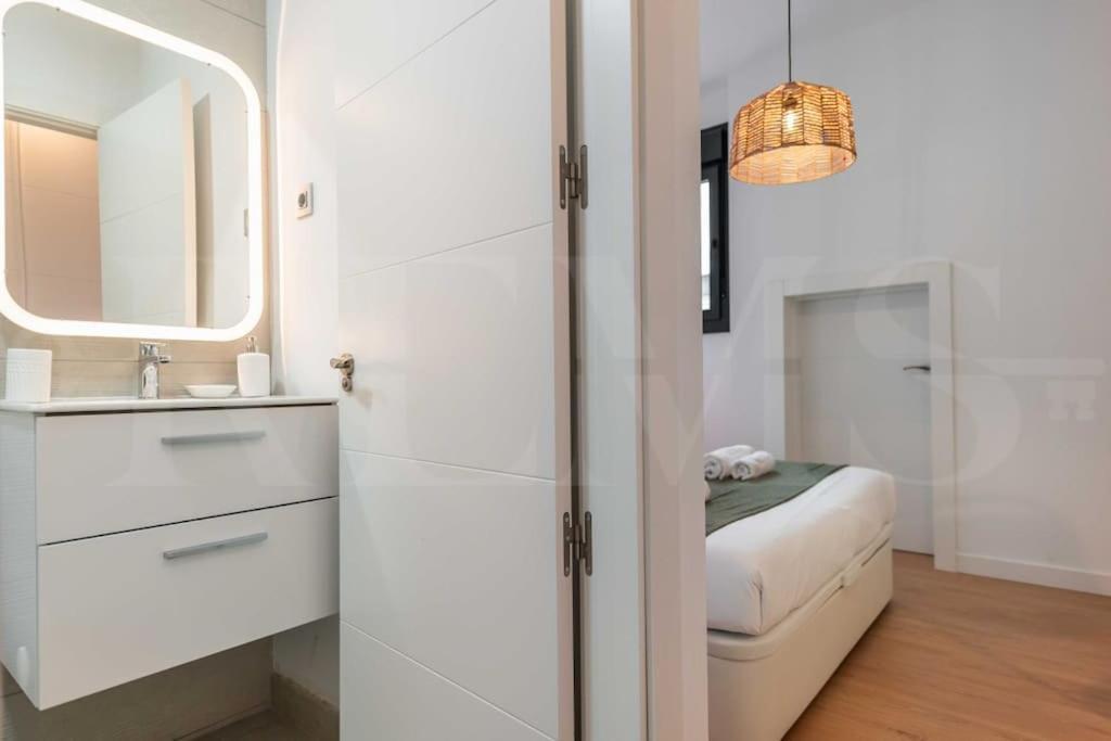 Fresh & Stylish Apartment With Parking By Rems Málaga Esterno foto